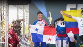 Hassan Chan posando con la bandera de Panamá.