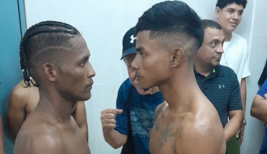 El panameño Leroy Estrada (izquierda) y el colombiano Rubén Mendoza (derecha) posan cara a cara tras cumplir con el pesaje oficial de este miércoles. Foto: Cortesía/Promociones y Eventos del Istmo