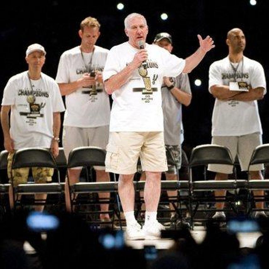 Los Spurs culminan de forma multitudinaria la celebración como nuevos campeones