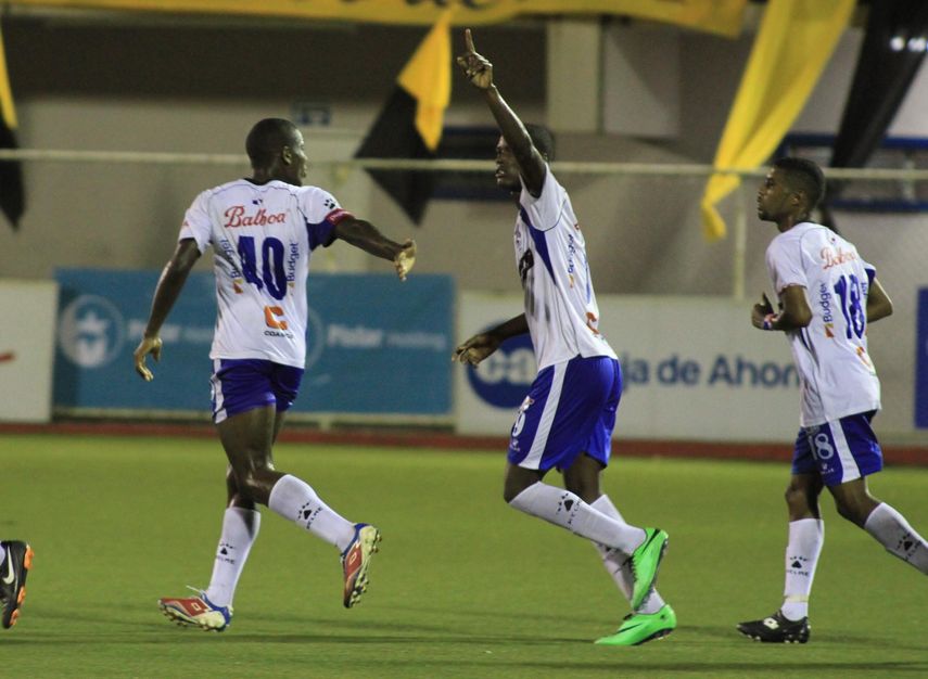 Árabe Unido consigue goleada ante el CAI y firmeza en el liderato