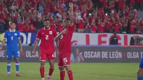 El jugador Eric Davis (15) levanta su puño izquierdo en señal de victoria tras conseguir el segundo gol de Panamá sobre El Salvador. Foto: Cortesía/@deportes_rpc