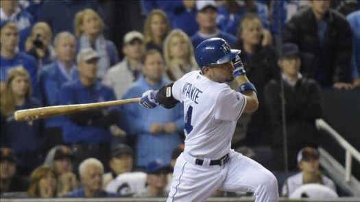 2-1. Infante pega de sacrificio y da el triunfo a los Reales