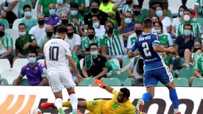 Claudio Bravo repite en el once bético; Sergi Gómez vuelve en el Espanyol