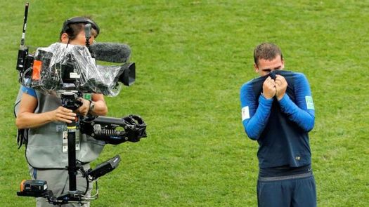 Griezmann, Lucas y Lemar, fotografía de campeones del mundo atléticos Griezmann, Lucas y Lemar, fotografía de campeones del mundo atléticos