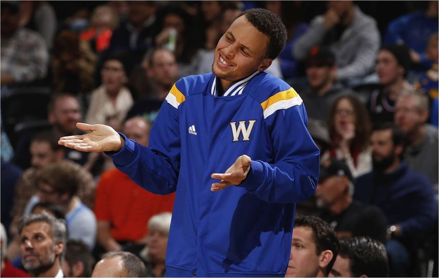 125-94. Curry celebró su 27 cumpleaños con un doble-doble y triunfo