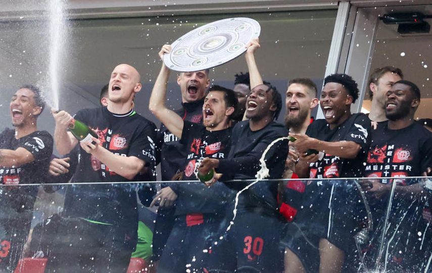Bayer 04 levantando su primer título de Bundesliga en su historia.&nbsp;
