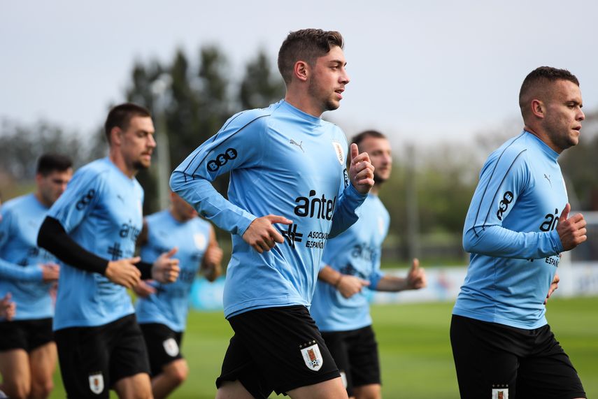 Federico Valverde y Maxi Gómez encabezan el entrenamiento de Uruguay