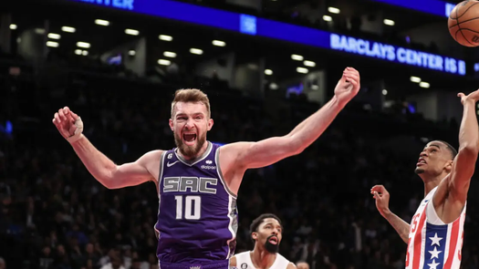 Kings vencen a los Nets y se mantienen segundos