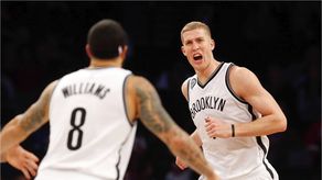 98-100. Plumlee mantiene ganadores a los Nets