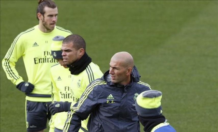 Pepe y Bale trabajan al margen del grupo en el penúltimo entrenamiento de la semana