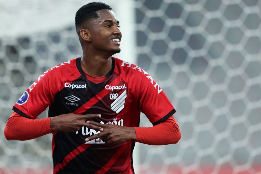 4-0. Paranaense supera al Aucas en la despedida del argentino Lucho González